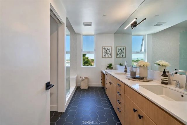 2925 S Cloverdale Avenue, Los Angeles, CA 90016
