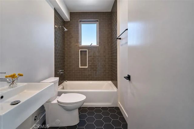 2925 S Cloverdale Avenue, Los Angeles, CA 90016