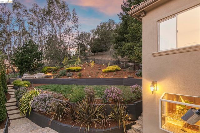 6839 Sherwick Dr, Berkeley, CA 94705