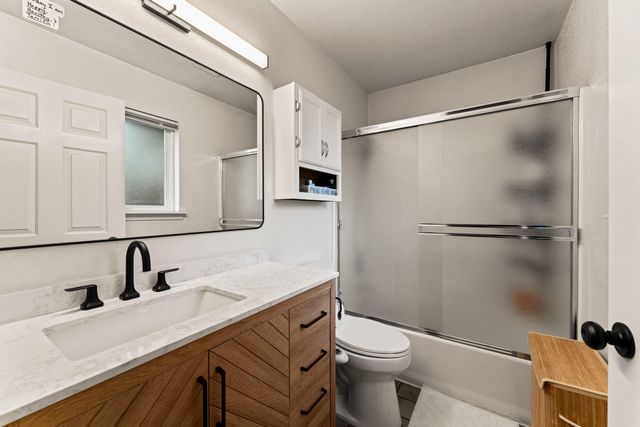 417 NW Midland Avenue, Grants Pass, OR 97526