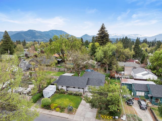 417 NW Midland Avenue, Grants Pass, OR 97526