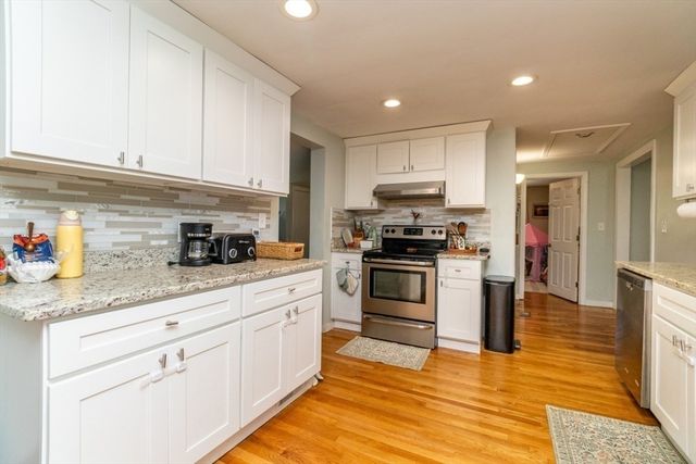 9 Sunset Ave, Holbrook, MA 02343