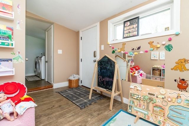 9 Sunset Ave, Holbrook, MA 02343