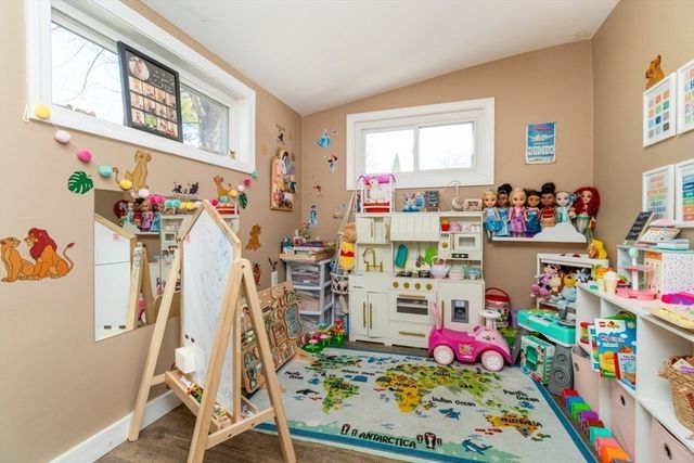 9 Sunset Ave, Holbrook, MA 02343