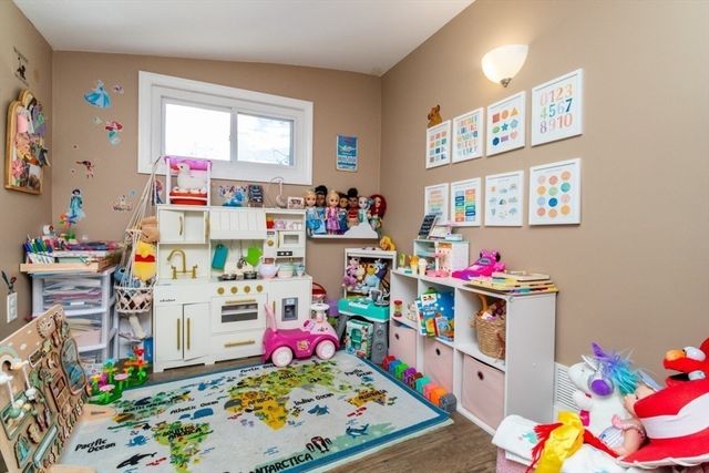 9 Sunset Ave, Holbrook, MA 02343