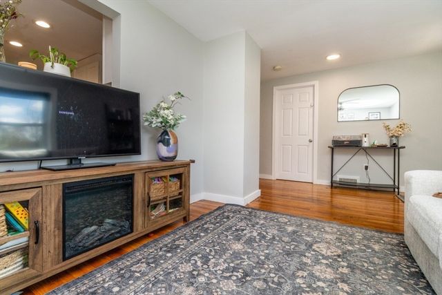 9 Sunset Ave, Holbrook, MA 02343