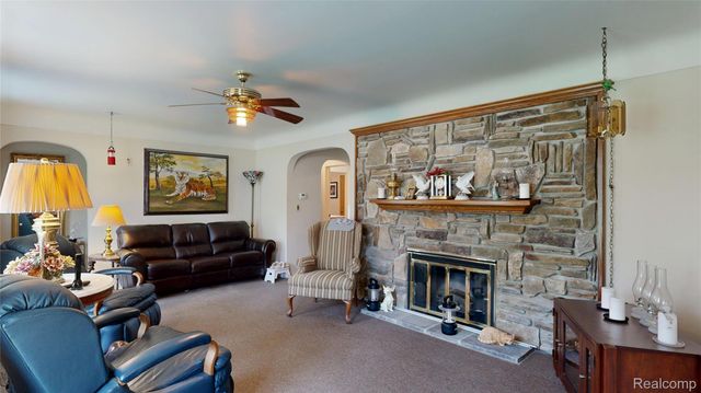 225 E Park Avenue, Flushing, MI 48433