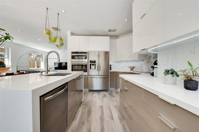 8527 NW 111th Ct, Doral, FL 33178