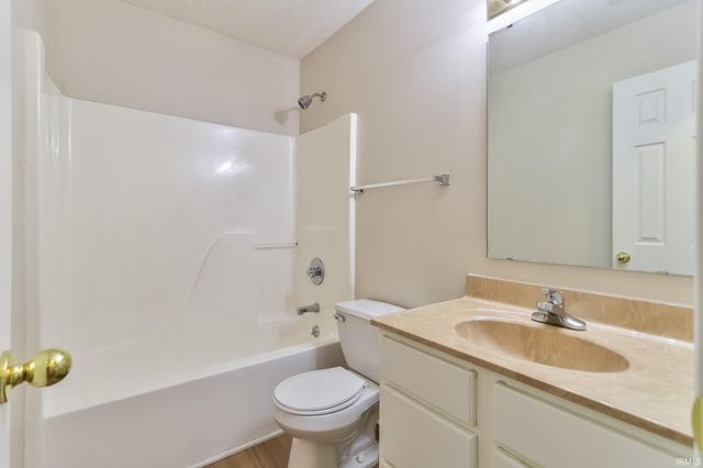 7955 Alanton Park, Newburgh, IN 47630
