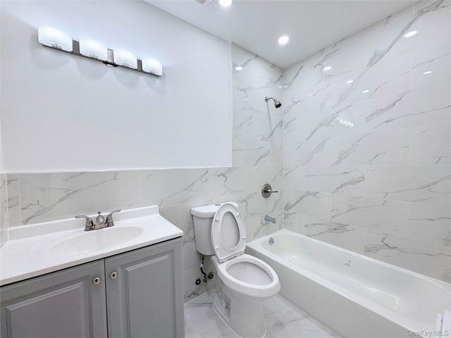 11701 14th Avenue 2F, College Point, NY 11356