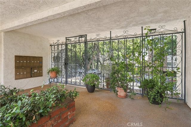 1827 Greenfield Avenue 105, Los Angeles, CA 90025