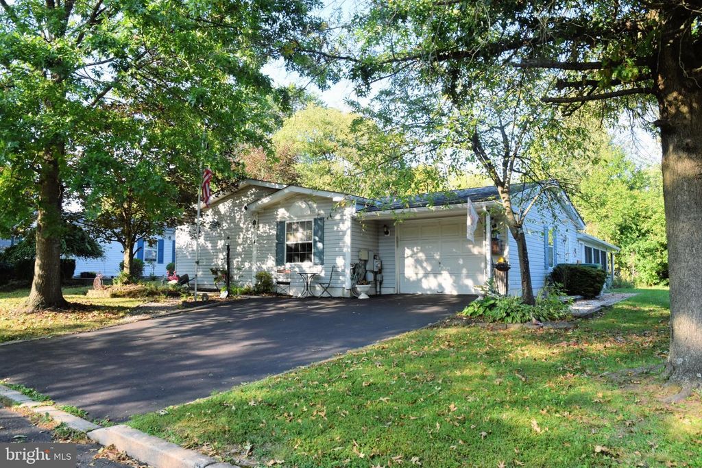 4 WILLIAMS WAY, SELLERSVILLE, PA 18960 — exterior