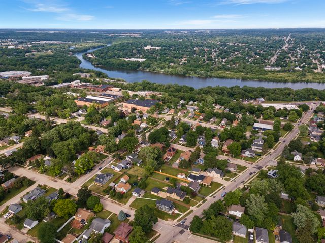 790 Wing Street, Elgin, IL 60123