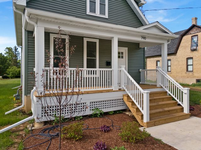 790 Wing Street, Elgin, IL 60123