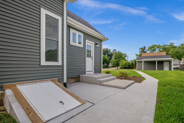 790 Wing Street, Elgin, IL 60123