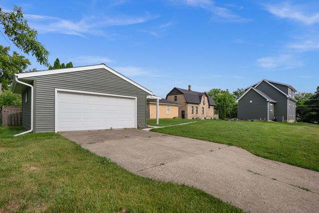 790 Wing Street, Elgin, IL 60123