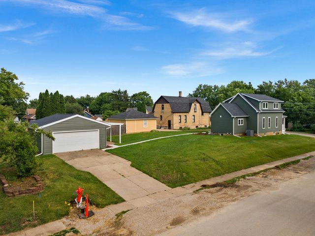 790 Wing Street, Elgin, IL 60123
