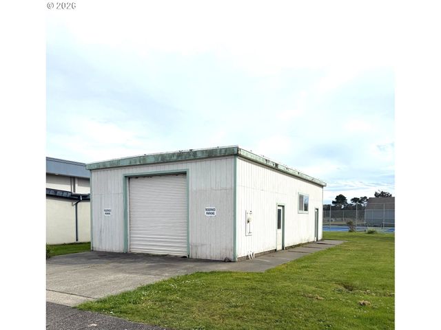 485 9TH St, Bandon, OR 97411