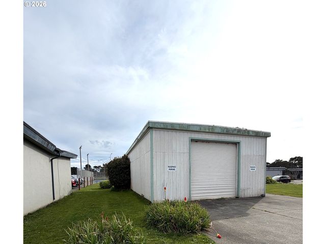 485 9TH St, Bandon, OR 97411