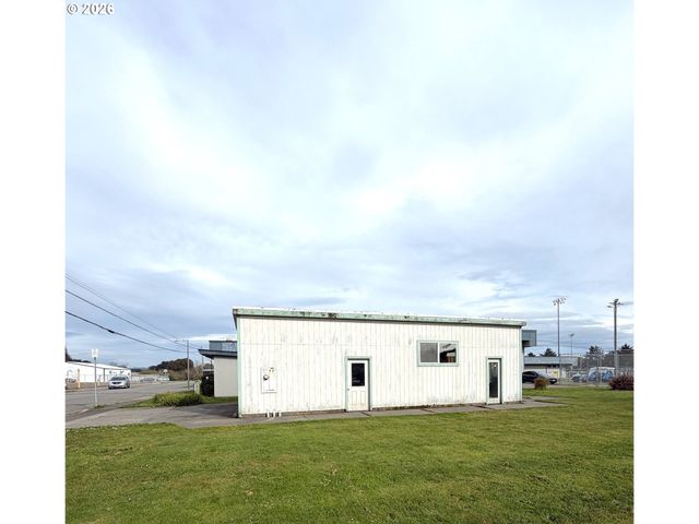 485 9TH St, Bandon, OR 97411