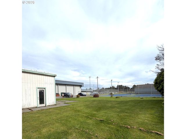485 9TH St, Bandon, OR 97411