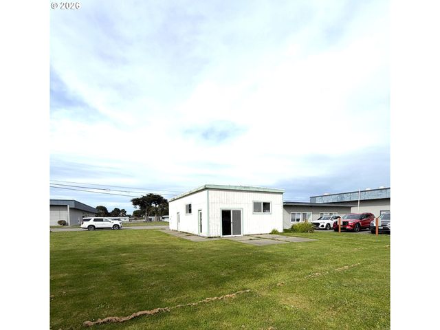 485 9TH St, Bandon, OR 97411