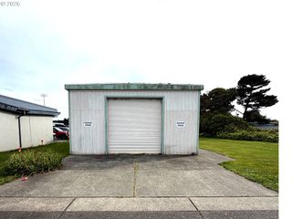 485 9TH St, Bandon, OR 97411