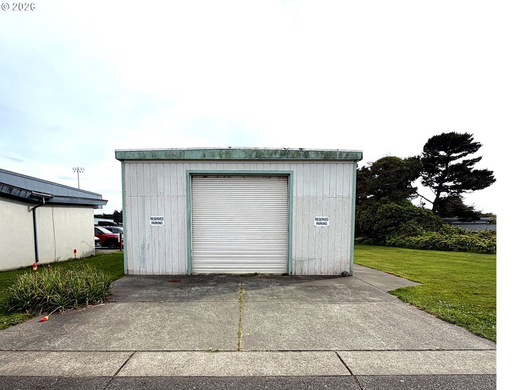 485 9TH St, Bandon, OR 97411