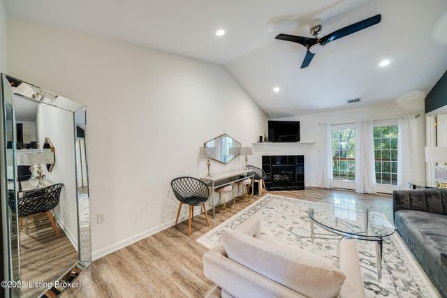 9314 Pine Lake Dr, UNIT 201, Louisville, KY 40220