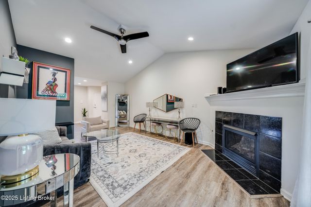 9314 Pine Lake Dr, UNIT 201, Louisville, KY 40220