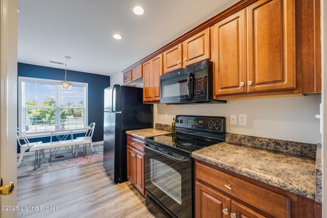 9314 Pine Lake Dr, UNIT 201, Louisville, KY 40220