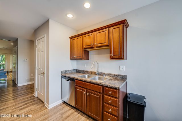 9314 Pine Lake Dr, UNIT 201, Louisville, KY 40220