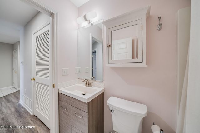 9314 Pine Lake Dr, UNIT 201, Louisville, KY 40220