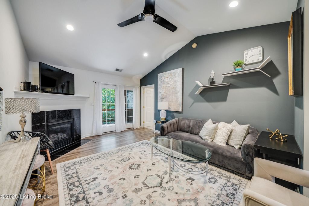 9314 Pine Lake Dr, UNIT 201, Louisville, KY 40220