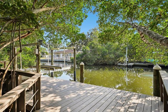 660 BAY LAUREL COURT NE, St Petersburg, FL 33703