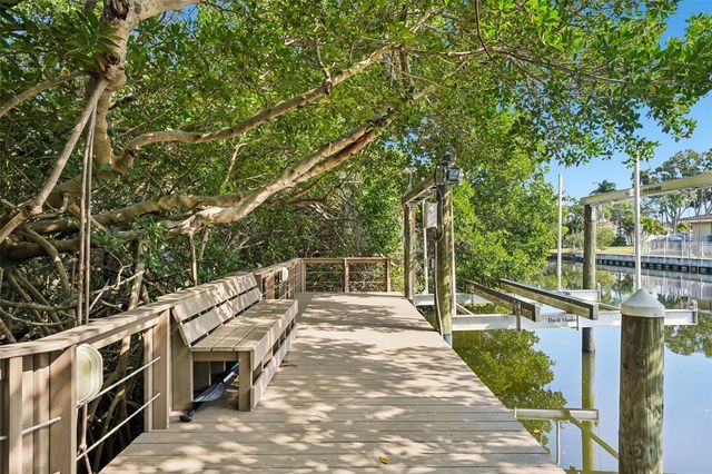 660 BAY LAUREL COURT NE, St Petersburg, FL 33703