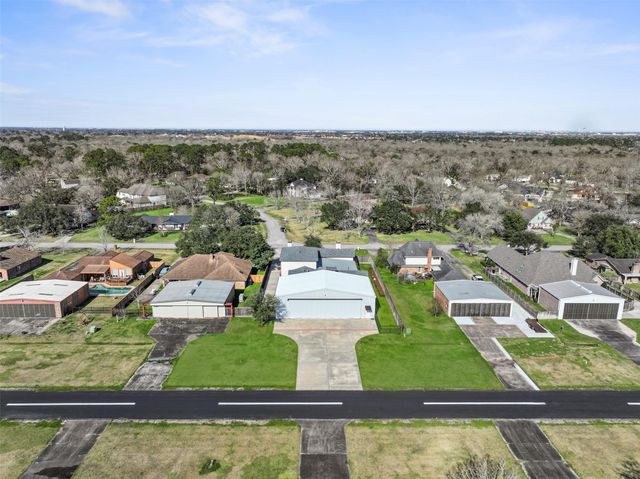 2208 Butler Drive, Friendswood, TX 77546