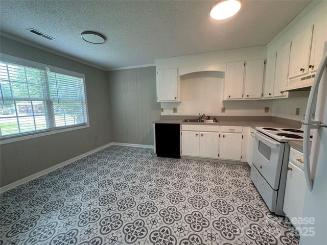 313 E Washington Avenue B, Bessemer City, NC 28016