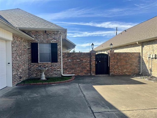 203 Pecanwood Drive, Lake Charles, LA 70605
