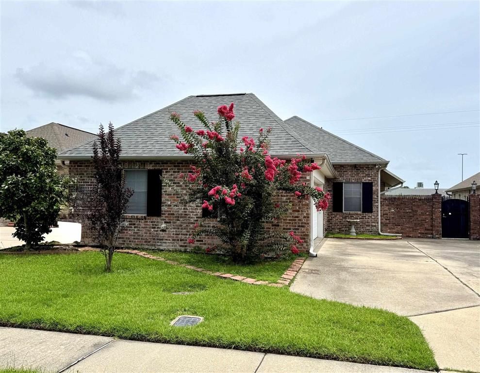 203 Pecanwood Drive, Lake Charles, LA 70605