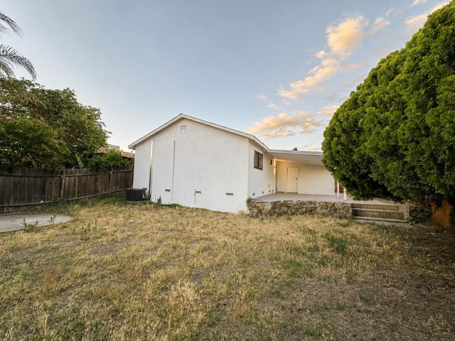 444 N 5th Ave, Oakdale, CA 95361
