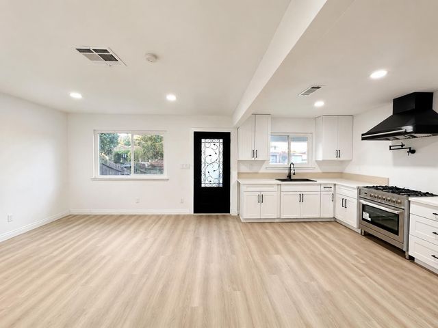 444 N 5th Ave, Oakdale, CA 95361