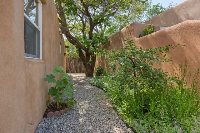 414 Sosaya Lane, Santa Fe, NM 87505