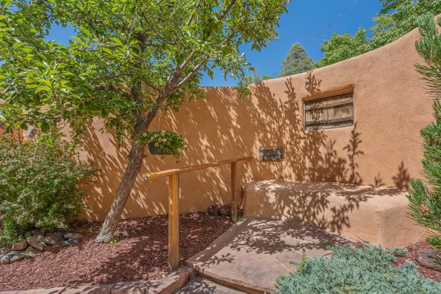 414 Sosaya Lane, Santa Fe, NM 87505