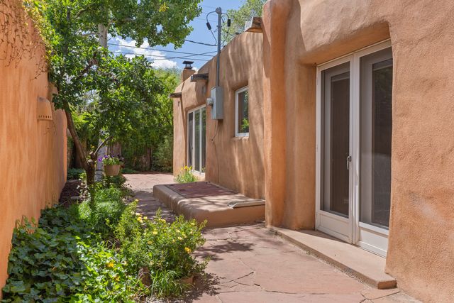 414 Sosaya Lane, Santa Fe, NM 87505
