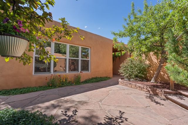 414 Sosaya Lane, Santa Fe, NM 87505
