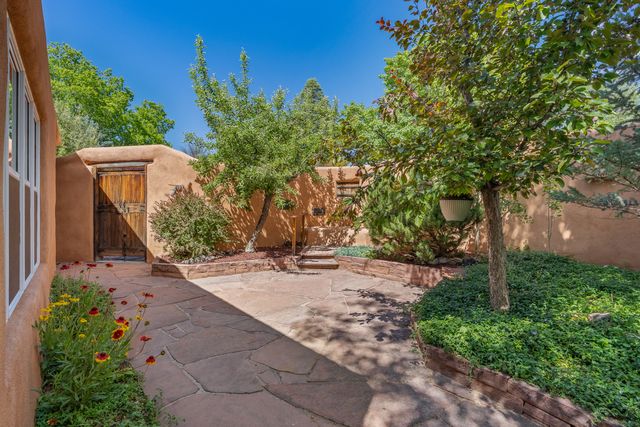 414 Sosaya Lane, Santa Fe, NM 87505
