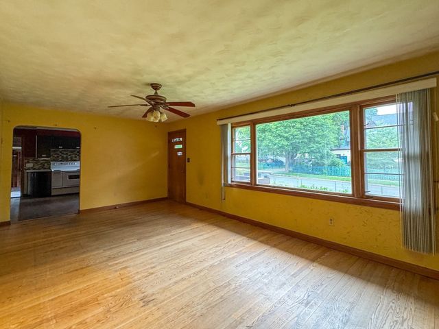 27 Hancock St, Westfield, MA 01085