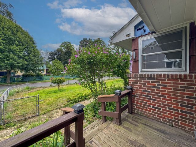 27 Hancock St, Westfield, MA 01085