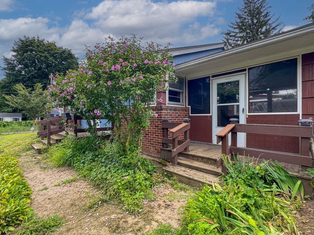 27 Hancock St, Westfield, MA 01085
